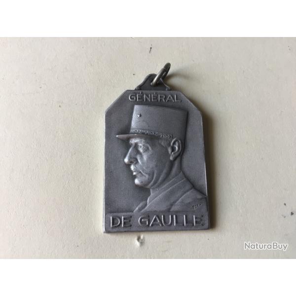 VENDU PAR LE-CUIRASSIER N� 003 PENDENTIF EFFIGIE DU G�N�RAL DE GAULLE COULEUR ARGENT 35,3 X 25,2 MM