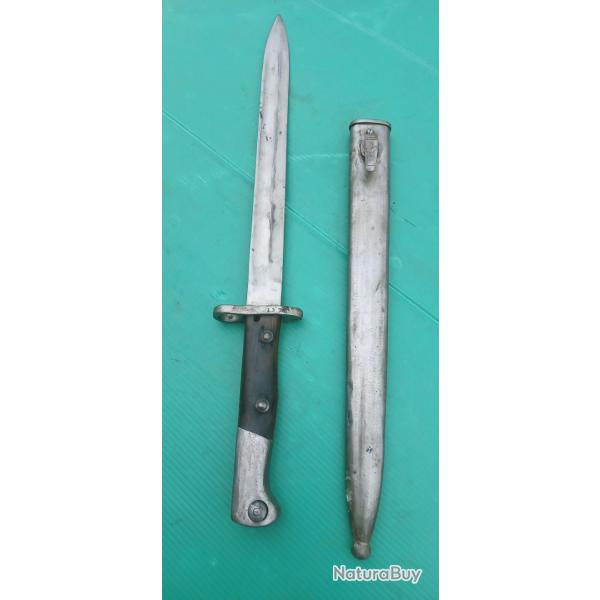 ANCIENNE BAIONNETTE  MOD 1908  .  FABRICATION ALLEMANDE  . AVEC  FOURREAU  .