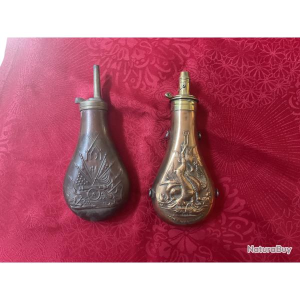 Lot de deux poires � poudre ou � plombs, pas de prix de reserve