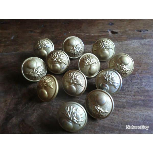 lots x 12  boutons  dor�  pour uniforme infanterie