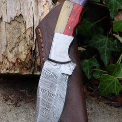 Couteau Skinner Lame Acier Damas 256 Couches Manche Bois/OS Bleu Blanc Rouge Etui Cuir Artisanale