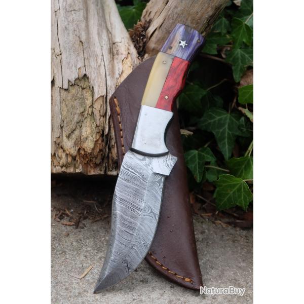 Couteau Skinner Lame Acier Damas 256 Couches Manche Bois/OS Bleu Blanc Rouge Etui Cuir Artisanale