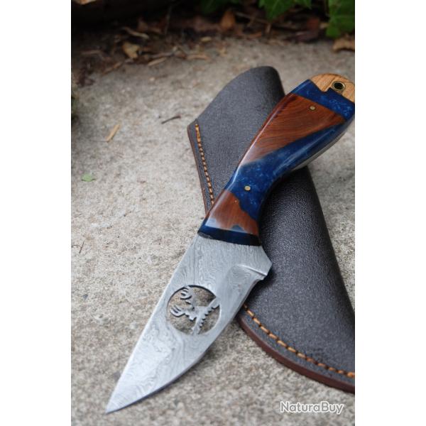 Couteau Drop Point Damas T�te de Cerf dans la Lame 256 Couches Manche R�sine Etui Cuir F Artisanale
