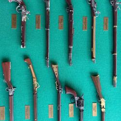 Cadre deco avec mini pistolet et fusil