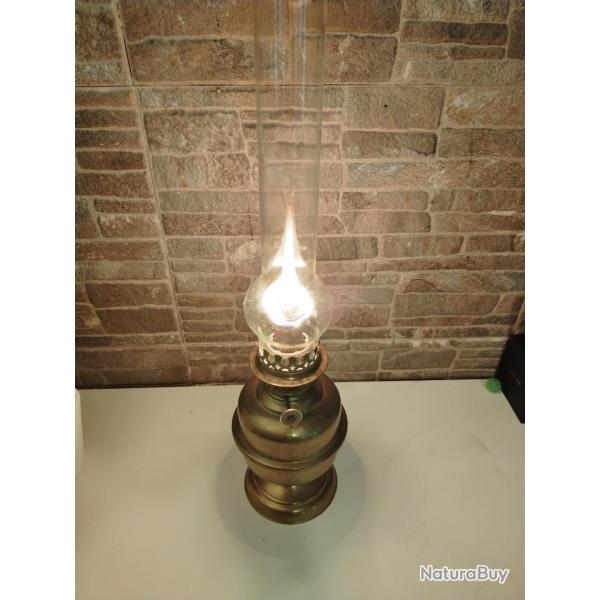 Ancienne lampe � p�trole en laiton  type Matador