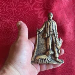 Plaque d&eacute;corative en laiton, chasseur et son chien, pas de prix de r&eacute;serve