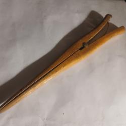 Ancienne pince &agrave; gants en bois
