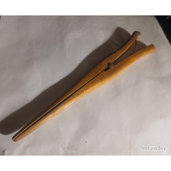Ancienne pince � gants en bois