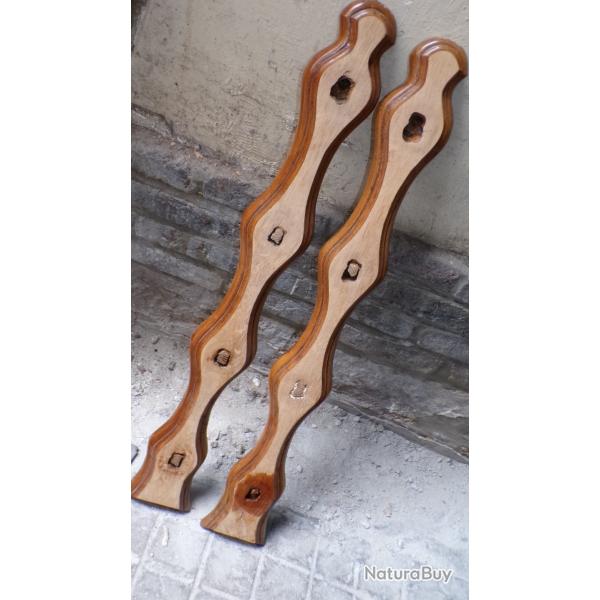 DEUX SUPPORTS MUREAUX en CH�NE POUR FUSILS