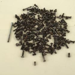 IMPORTANT LOT DE VIS D'ARMURERIE POUR  FUSILS ET CARABINES ( 330 PI&Egrave;CES DIVERSES )
