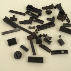 IMPORTANT LOT DE SOCLE ET PI&Egrave;CES POUR HAUSSES DE VISEE POUR FUSILS ET CARABINES