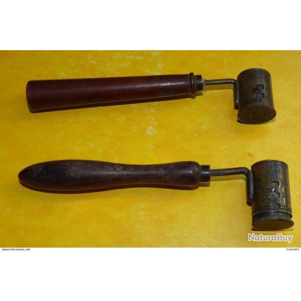 LOT DE 2 DOSEURS A POUDRE��,� ETAT VOIR PHOTOS. POUR TOUT RENSEIGNEMENT ME CONTACTER. REGARDEZ MES A