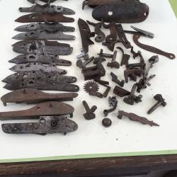 IMPORTANT LOT DE PI&Egrave;CES POUR FUSILS ANCIENS ET CARABINES