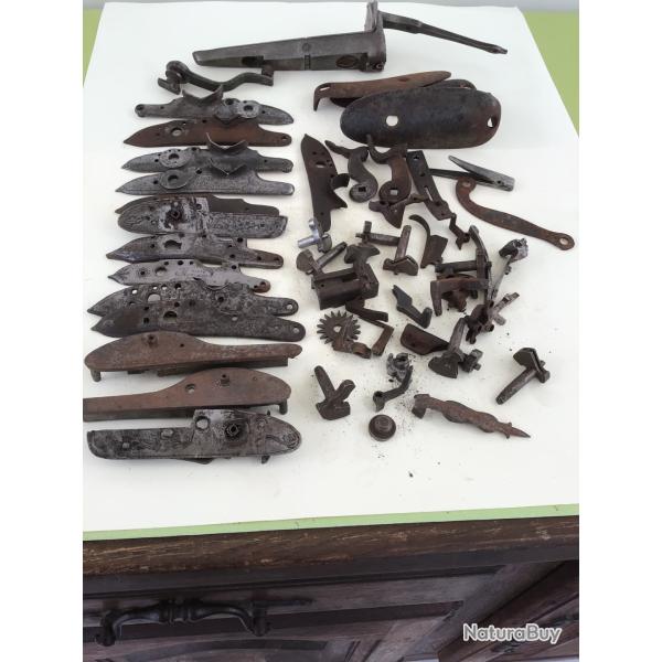 IMPORTANT LOT DE PI�CES POUR FUSILS ANCIENS ET CARABINES