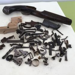 IMPORTANT LOT DE PI&Egrave;CES POUR PISTOLETS ANCIENS ET REVOLVERS