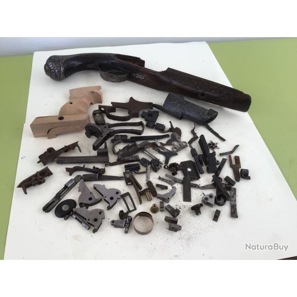 IMPORTANT LOT DE PI�CES POUR PISTOLETS ANCIENS ET REVOLVERS