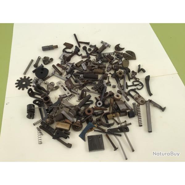 IMPORTANT LOT DE PI�CES DIVERSES D'ARMURERIE
