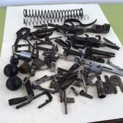 IMPORTANT LOT DE PI&Egrave;CES DIVERSES POUR FUSILS DE CHASSE ET D'ARMURERIE
