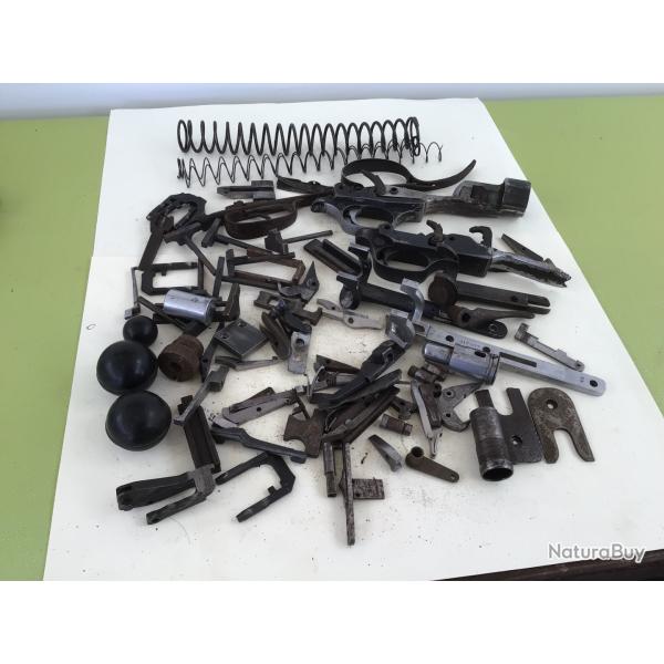 IMPORTANT LOT DE PI�CES DIVERSES POUR FUSILS DE CHASSE ET D'ARMURERIE