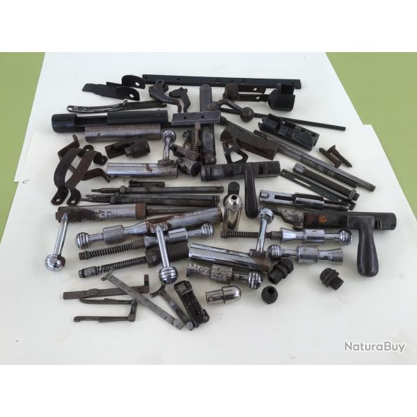IMPORTANT LOT DE PI�CES DIVERSES D'ARMURERIE ET CARABINE DE JARDIN (�L�MENTS DE CULASSE )