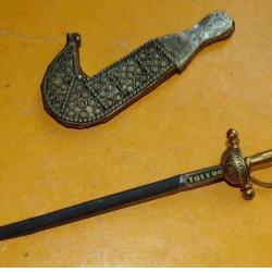 LOT DE 2 OUVRES LETTRES : EPEE AVEC MARQUE TOLEDE ET COUTEAU AFRICAIN , DIMENSION MAXI 12 CM , BON E