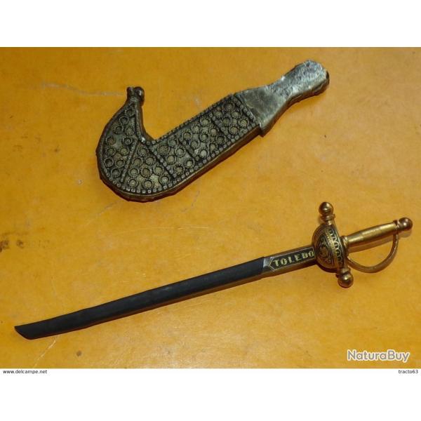 LOT DE 2 OUVRES LETTRES : EPEE AVEC MARQUE TOLEDE ET COUTEAU AFRICAIN , DIMENSION MAXI 12 CM , BON E