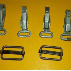 LOT DE 4 CROCHETS ARGENTES + 2 PASSANT EN METAL POUR REPARATION MUSETTE OU SAC,BON ETAT VOIR PHOTOS.