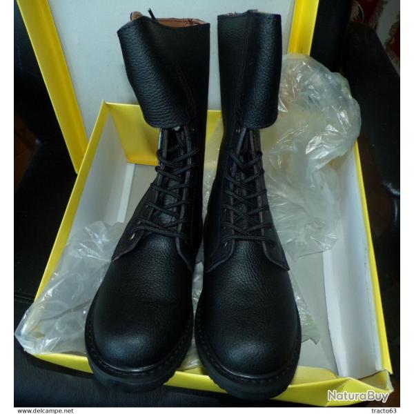 LOT DE 4 PAIRES DE RANGERS�, BOTTES DE MARCHE DE L'ARMEE FRANCAISE, POINTURE�41 , NEUF . FABRICATION