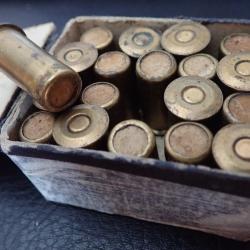Boite + 19 cartouches calibre 10,4 mm, &agrave; blanc, pour revolver suisse.