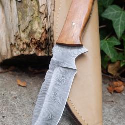 Skinner Couteau Damas Lame 256 Couches Lame Drop Point Manche Olivier Fabr Artisan Etui Simili Cuir