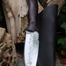 Couteau Skinner Lame Carbone 1055 Gravures Laser Manche Bois Etui Simili Cuir Fabrication Artisanale