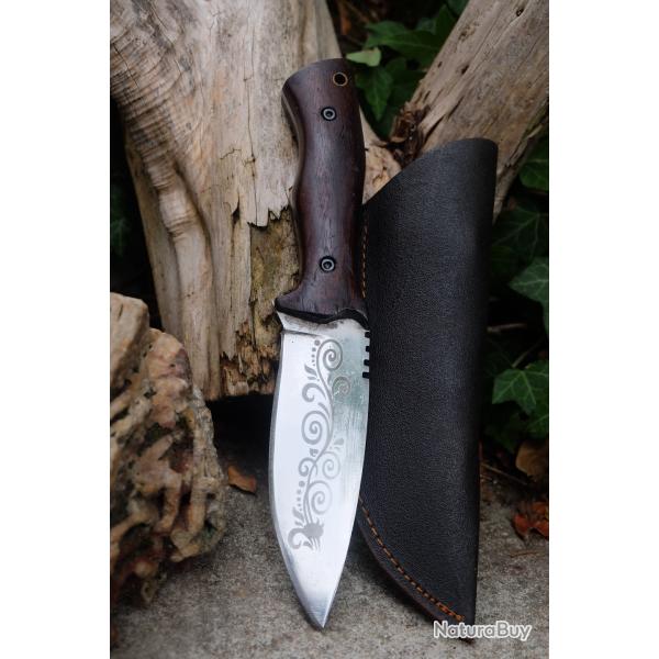 Couteau Skinner Lame Carbone 1055 Gravures Laser Manche Bois Etui Simili Cuir Fabrication Artisanale