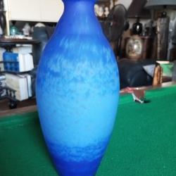 Vase en p&acirc;te de verre bleu marmor&eacute;en sign&eacute; Delatte Nancy