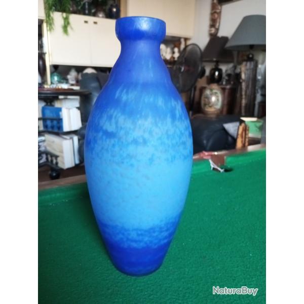 Vase en p�te de verre bleu marmor�en sign� Delatte Nancy