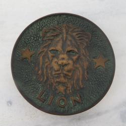 Ancien Vide-Poche/Coupelle en Bronze dor&eacute;  &agrave; patine verte signe du zodiaque Lion (Vers 1930)