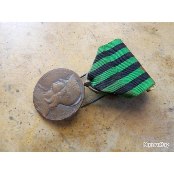 m�daille  COMMEMORATIVE 1870 1871 guerre franco Prussienne "Aux d�fenseurs de la patrie".
