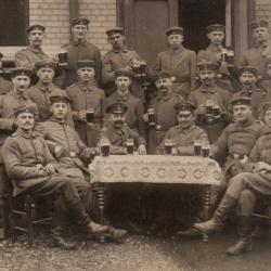Carte postale de groupe d'hommes en uniforme - N&deg;8630