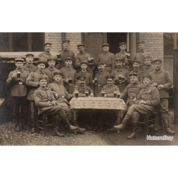Carte postale de groupe d'hommes en uniforme - N�8630