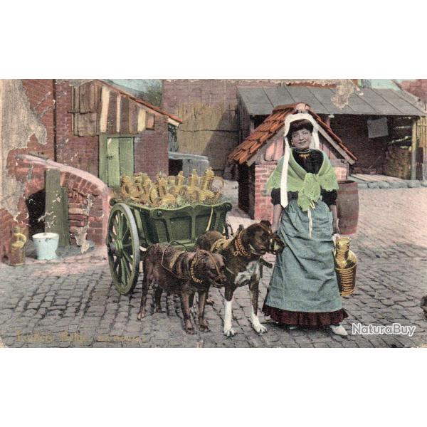Carte postale ancienne de femme avec charrette tir�e par des chiens - N�8635
