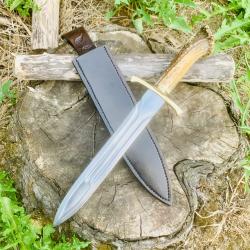 dague de chasse d'artisan / &eacute;cusson cerf / fourreau cuir / lame 4 gorges