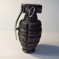 briquet essence vintage grenade made in japon ann&eacute;e 1970