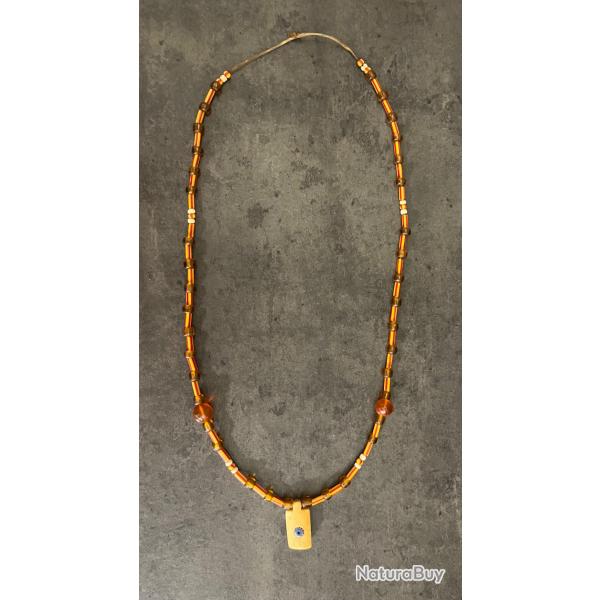 Collier en perle et en os indien trappeur.