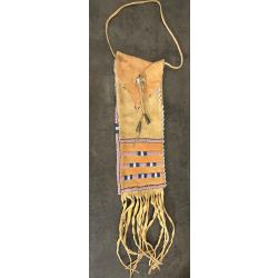 Petit sac indien des plaines perl&eacute; ferm&eacute; par un bouton en nacre