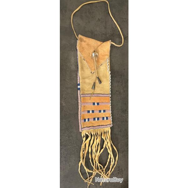Petit sac indien des plaines perl� ferm� par un bouton en nacre