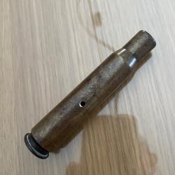 Un &eacute;tui vide et neutralis&eacute; de mitrailleuse calibre 12,7 mm - .50 browning