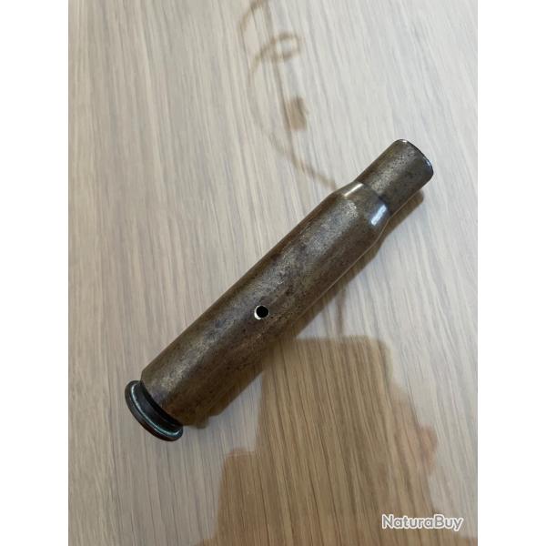 Un �tui vide et neutralis� de mitrailleuse calibre 12,7 mm - .50 browning
