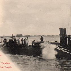 Carte Postale Ancienne - Lancement d'une Torpille- N&deg;8650
