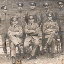 Photographie de groupe d'hommes en uniforme militaire - N&deg;8654