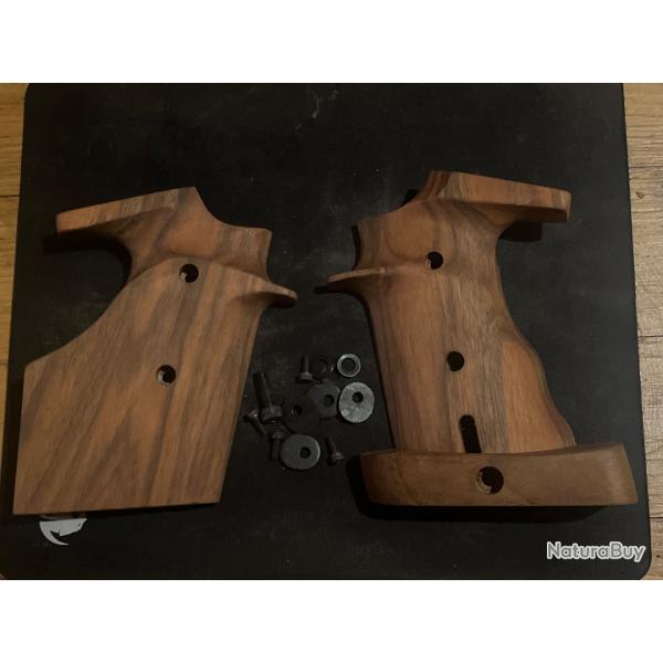 Poign�e anatomique GAUCHER comp�tition pour pistolet Sako TriAce en noyer taille L