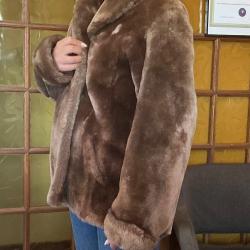 VESTE FOURRURE V&Eacute;RITABLE OURSON ? En excellent &eacute;tat STYLE ANN&Eacute;ES 50/60 vintage DEUX POCHES .